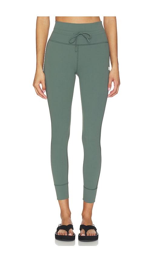 vuori daily legging in green.