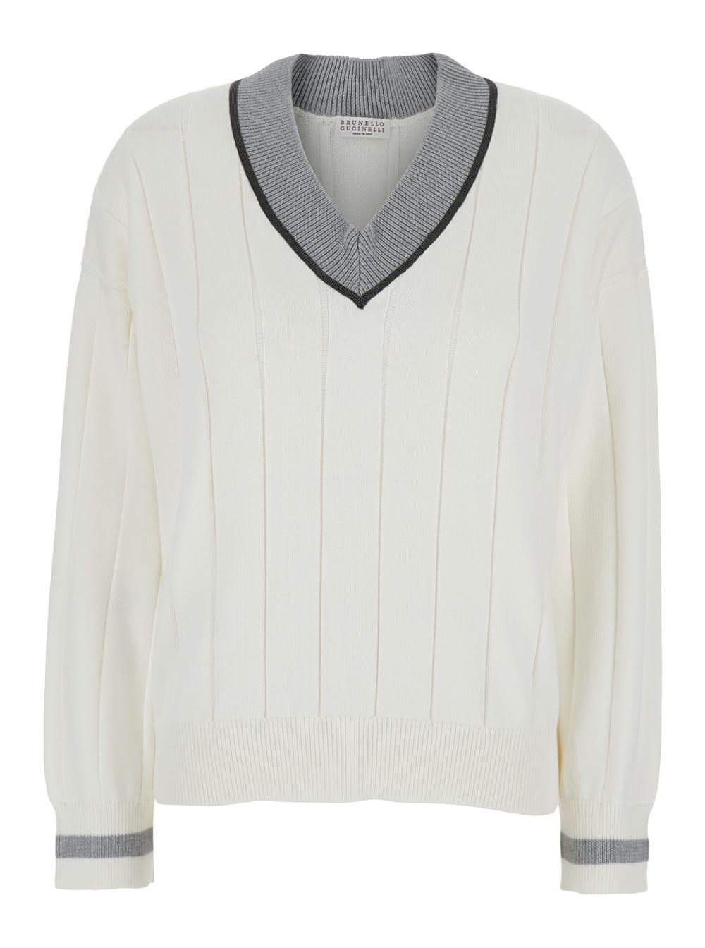 white t-shirt with v neck and monil detail on the collar in cotton woman