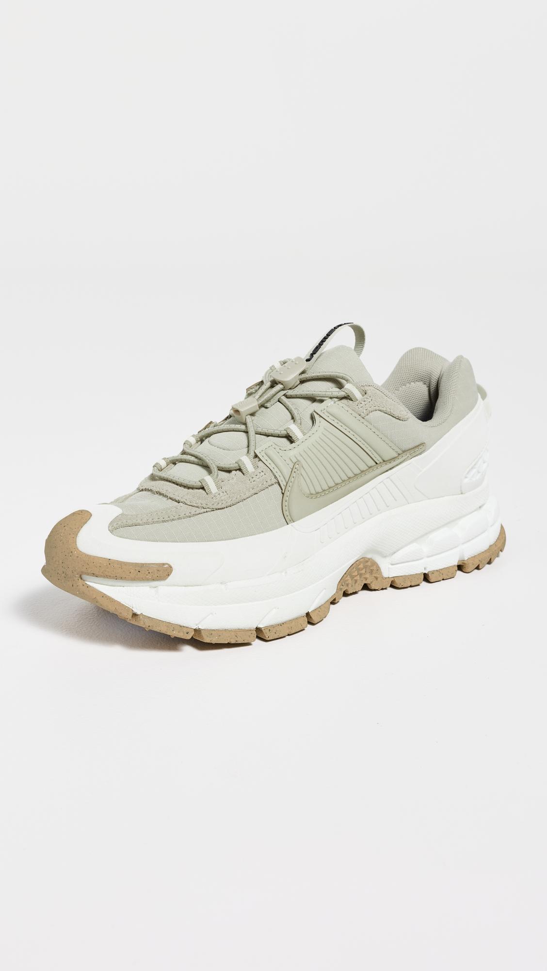 zoom vomero roam sneakers